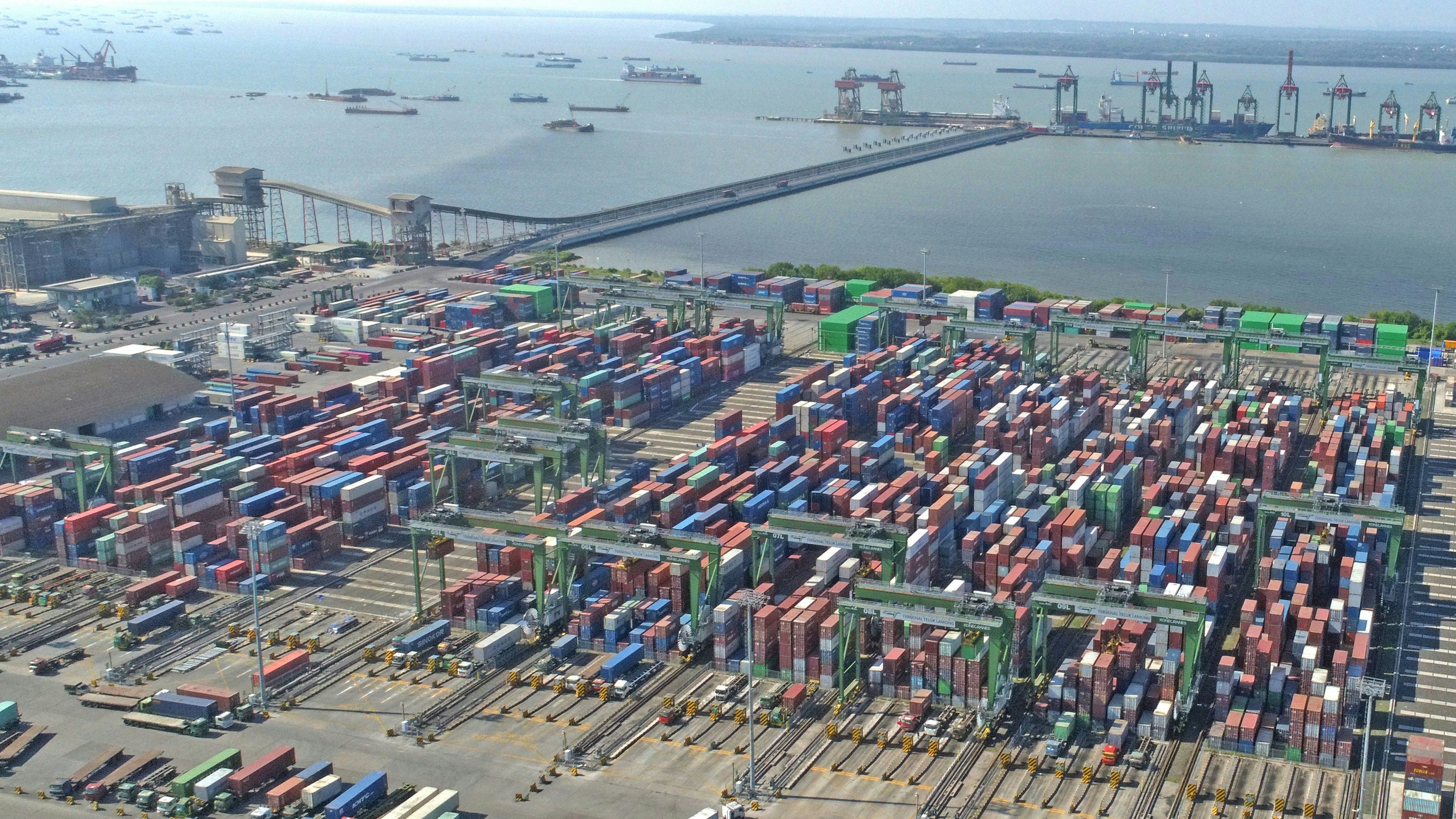 Container terminal, stacked boxes and the quay